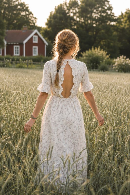 blommig klänning med öppen rygg 22