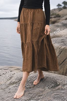 Brun linnekjol med volanger