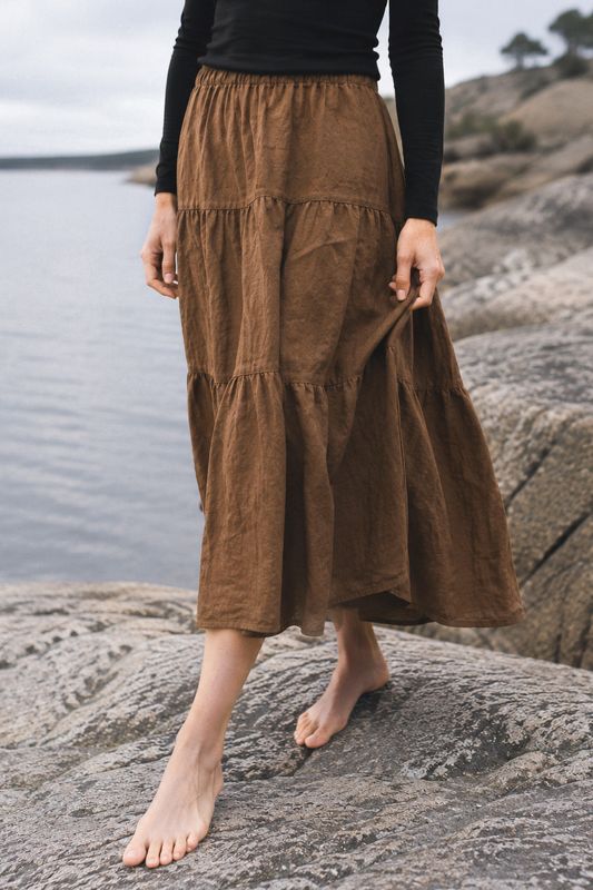 Brun linnekjol med volanger