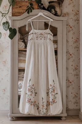 Broderad klänning i bomull och linne med blommiga detaljer