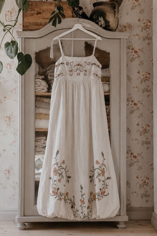 Broderad klänning i bomull och linne med blommiga detaljer