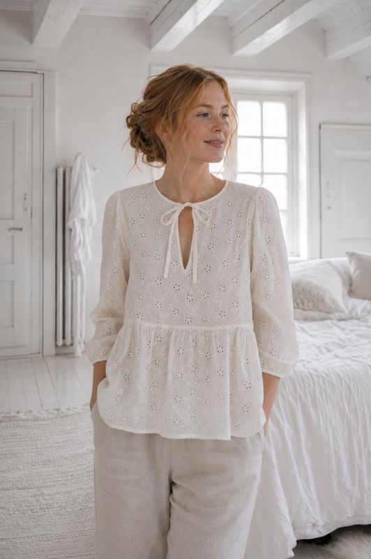 Naturweiße Baumwollbluse mit Broderie-Anglaise-Stickerei