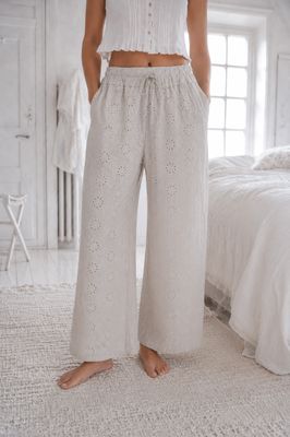 Beige byxor i broderie anglaise