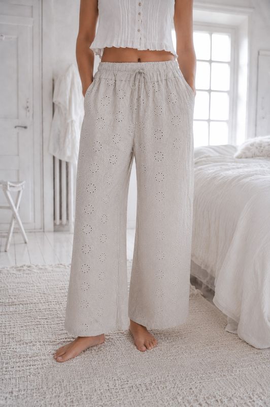 Beige byxor i broderie anglaise