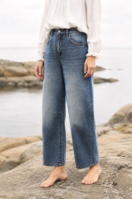 Blå jeans i barrelmodell med vida ben i 100% bomull