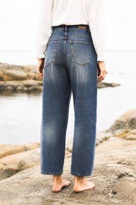 Mysiga blå jeans i barrelmodell