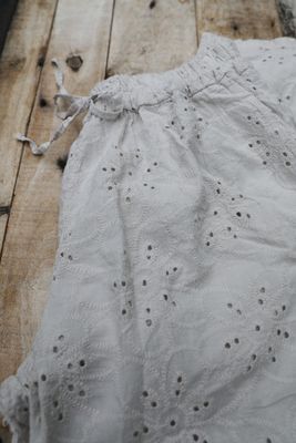 Beige byxor i broderie anglaise