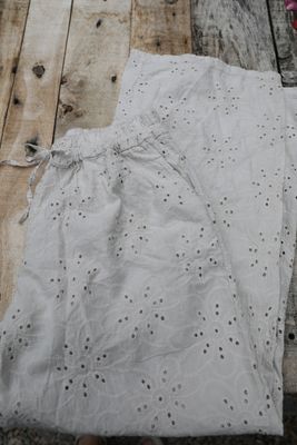 Beige byxor i broderie anglaise
