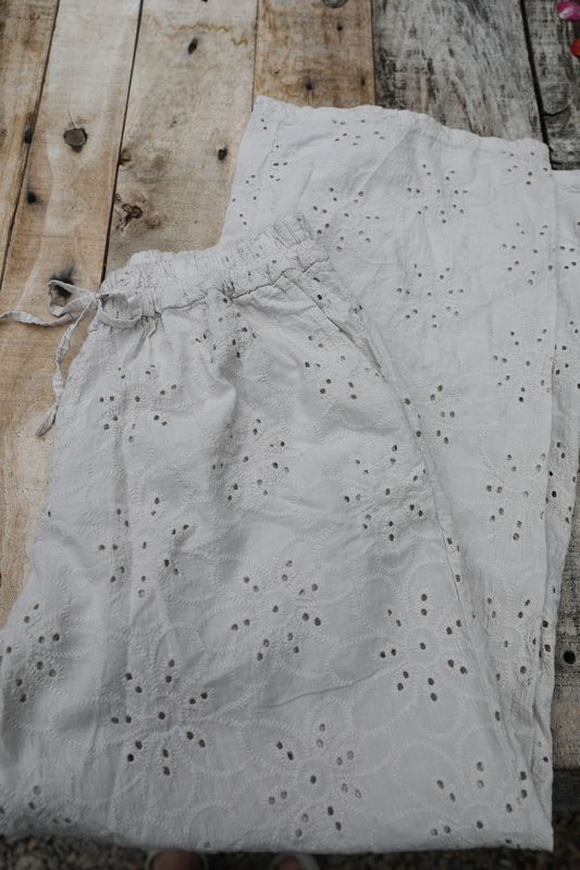 Byxa broderie anglaise