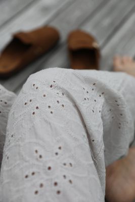 Beige byxor i broderie anglaise
