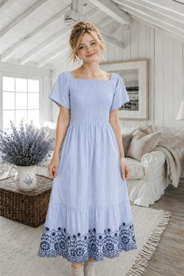 Blå randig klänning med broderade blommor