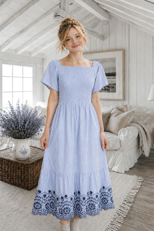 Blå randig klänning med broderade blommor