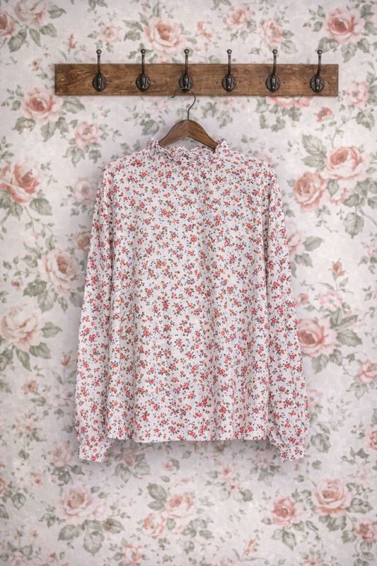 Blommig skjorta i bäckebölja