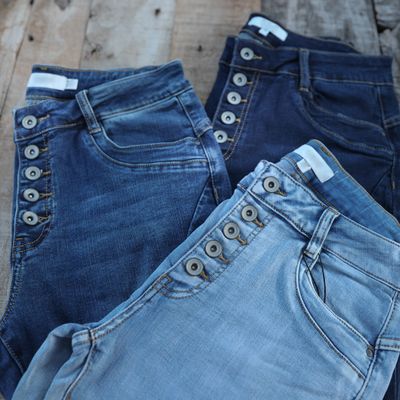 Jeans i favoritmodell blå med knappar