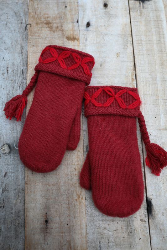 Ljuvliga ullvantar i skandinavisk stil mörkröda