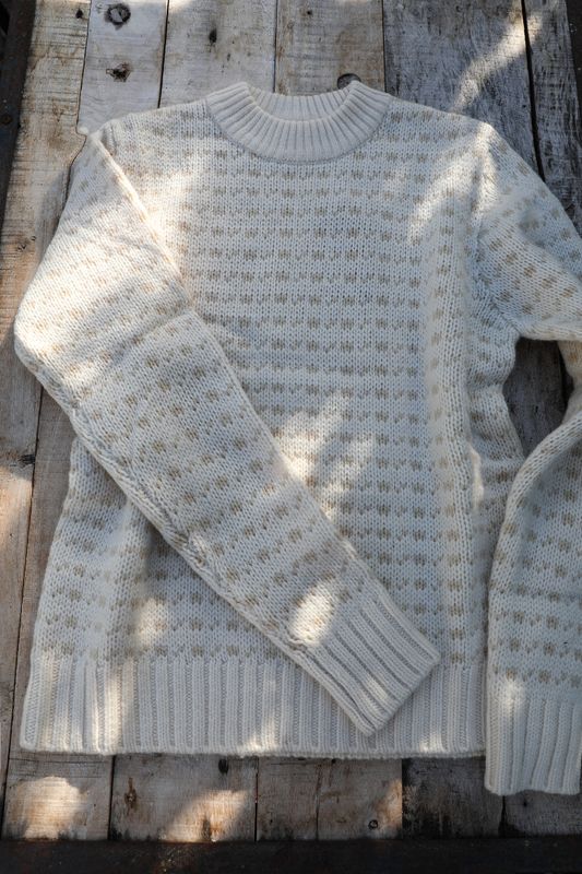 Beiger Pullover aus nordischer Wolle