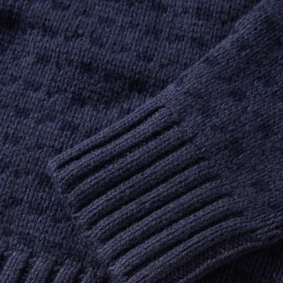 Blauer Pullover aus nordischer Wolle