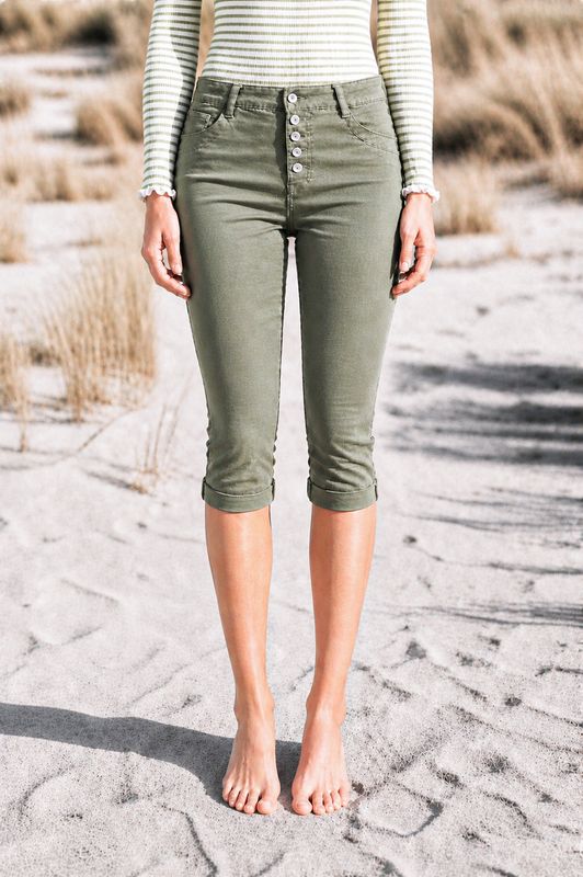 Korta jeans i favoritmodell salviagrön med knappar