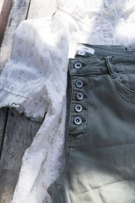 Korta jeans i favoritmodell salviagrön med knappar