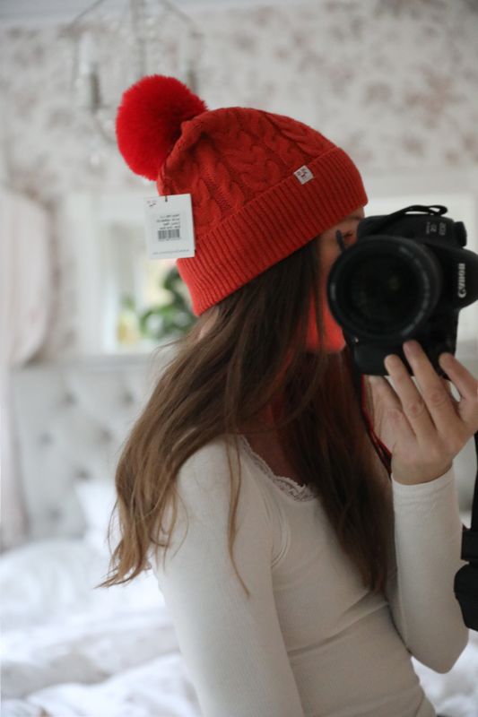 Mössa med pompong röd