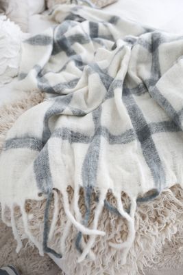 Rutig pläd i blått och vitt med fransar