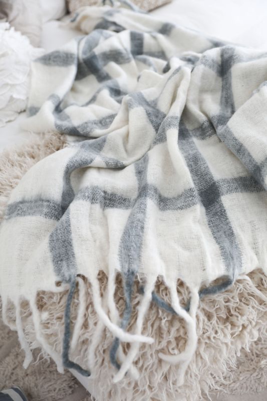 Rutig pläd i blått och vitt med fransar