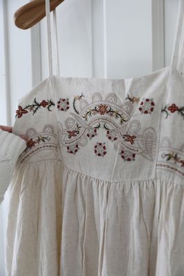 Broderad klänning i bomull och linne