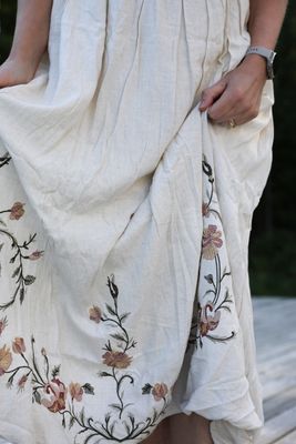 Broderad klänning i bomull och linne