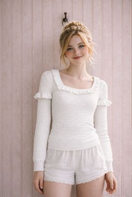 Vit finstickad tröja med söta volanger
