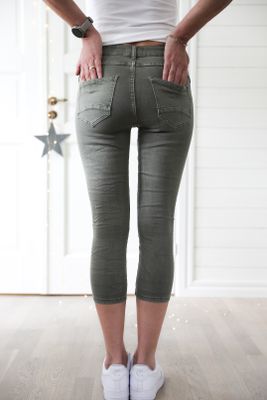 Korta jeans i favoritmodell salviagrön med knappar