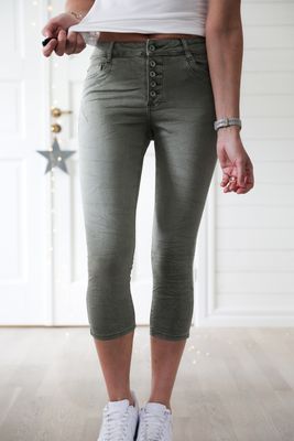 Korta jeans i favoritmodell salviagrön med knappar