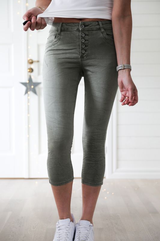 Short jeans in your favorite style, sage green with buttons