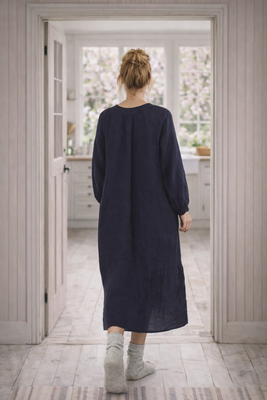 Mörkblå lång linneklänning  bakifrån