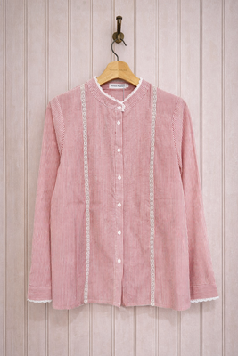 Lantlig bomullsblus i rött och vitt