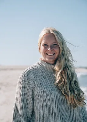 Stickad tröja i ekologisk bomull sand
