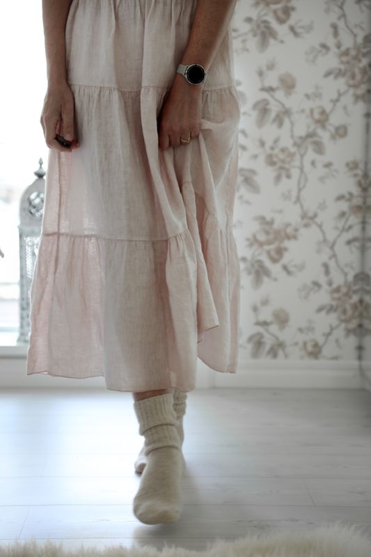 Rosa linnekjol med volanger