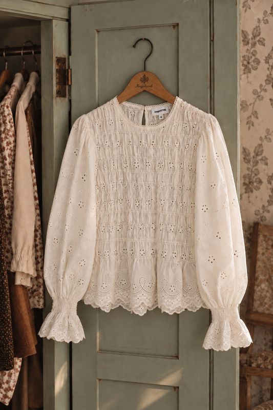 Ecru bomullsblus med broderie anglaise, smock och broderade kanter