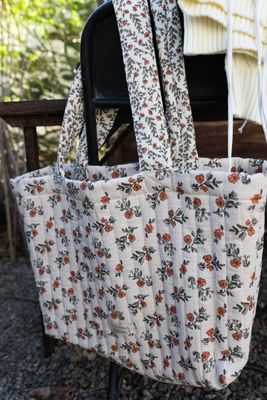 Handgjord blommig quiltad väska