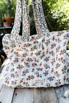 Handgjord blommig quiltad väska