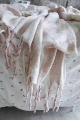 Randig pläd i rosa och vitt med fransar