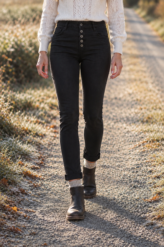 Jeans i favoritmodell svart med knappar