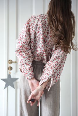 Blommig skjorta i bäckebölja