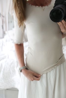 Ribbad top med kruskanter beige