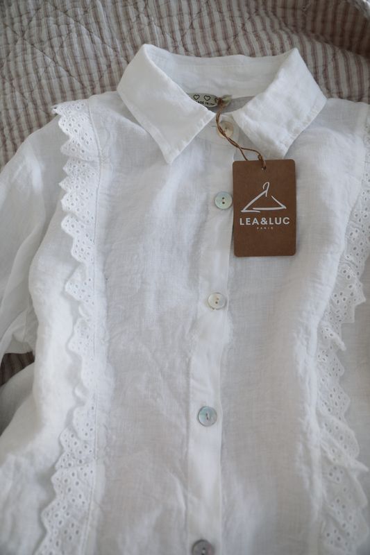 Vit linneskjorta med spetsdetaljer