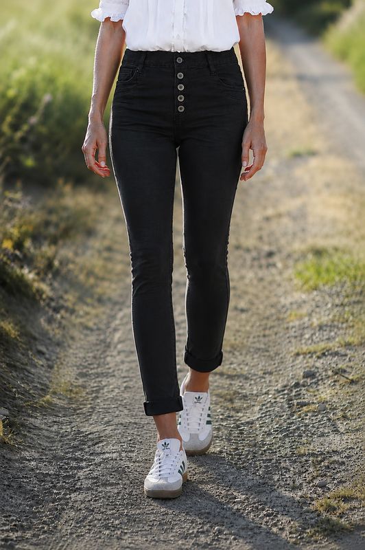Jeansit suosikkimallina mustana