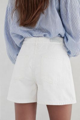 Vita jeansshorts i bomullsdenim bakifrån