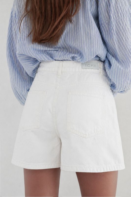 Vita jeansshorts i bomullsdenim bakifrån