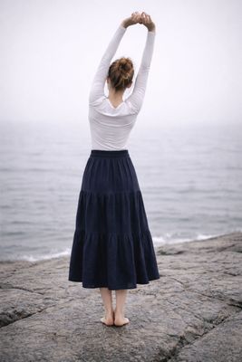 Mörkblå linnekjol med volanger