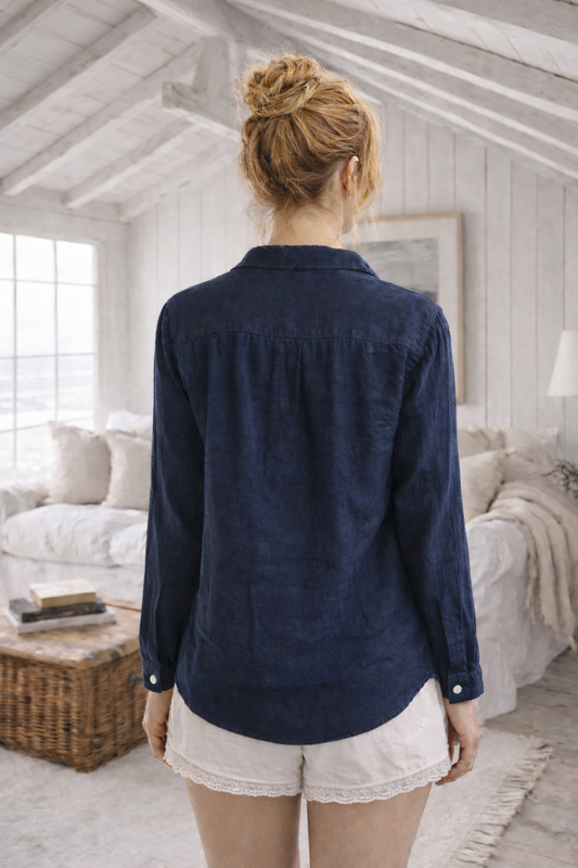 Mörkblå linneskjorta i mjukt linne på modell bakifrån
