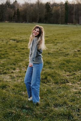 Grå ulltröja i skandinavisk mönsterstickning